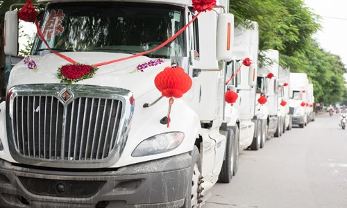 Dàn ôtô đầu kéo chục tỷ đi "hỏi vợ" tại Hải Phòng