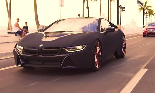 Siêu xe BMW i8 bọc nhung đen, mạ vàng "cực độc"