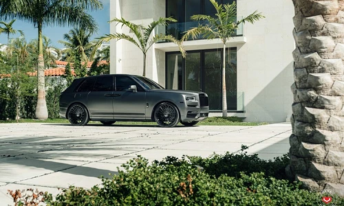 SUV siêu sang Rolls-Royce Cullinan độ màu xám mờ gây tranh cãi