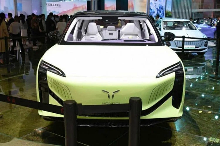 Hồng Kỳ E202 sạc 5 phút chạy 300km, "đối thủ" VinFast VF9 Việt Nam