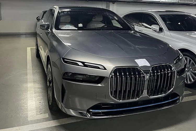 Cận cảnh BMW i7 2023 tại Việt Nam, sẵn sàng "đấu" Mercedes-Benz EQS