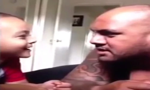 Sặc cười với trò đùa quái dị của bố và con trai