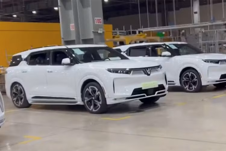 Tận thấy cả dàn VinFast VF9 chạy điện nằm chờ đến tay khách hàng