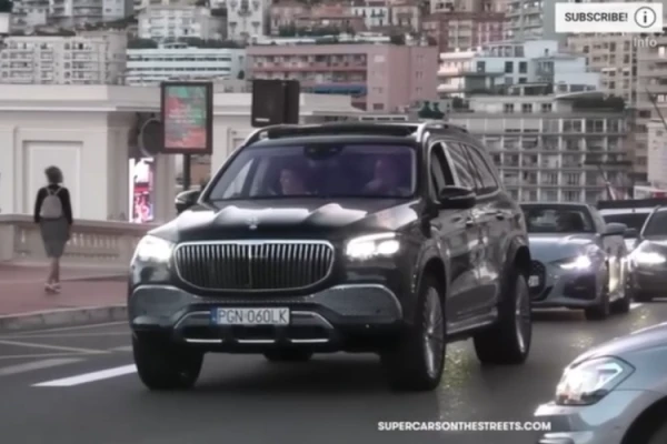 Xem Mercedes-Maybach GLS 600 siêu sang “nhảy van” trên phố