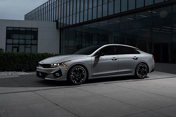 Kia K5 2022 từ 549 triệu đồng, bổ sung nhiều “đồ chơi” thú vị