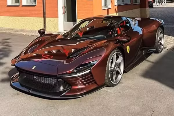 Siêu phẩm Ferrari Daytona SP3 màu sơn đỏ rựơu vang "cực cháy"