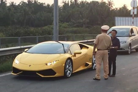 Siêu xe Huracan của Cường Đô la bị CSGT “tóm sống“
