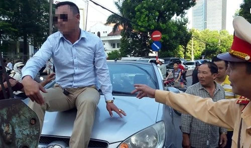 Tài xế "ăn vạ" phản đối CSGT cẩu xe bị phạt 22 triệu đồng