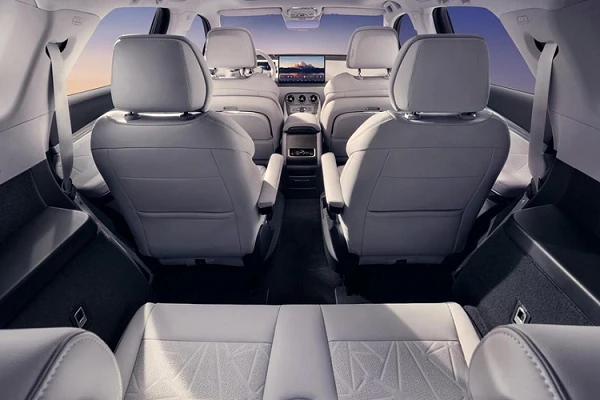 Denza N8 lộ nội thất 6 chỗ, có bàn ăn, cửa sổ trời full size