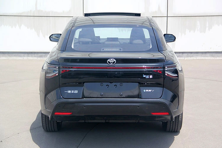 Toyota bZ3 EV 2023 chạy điện dùng nhiều phụ kiện Trung Quốc
