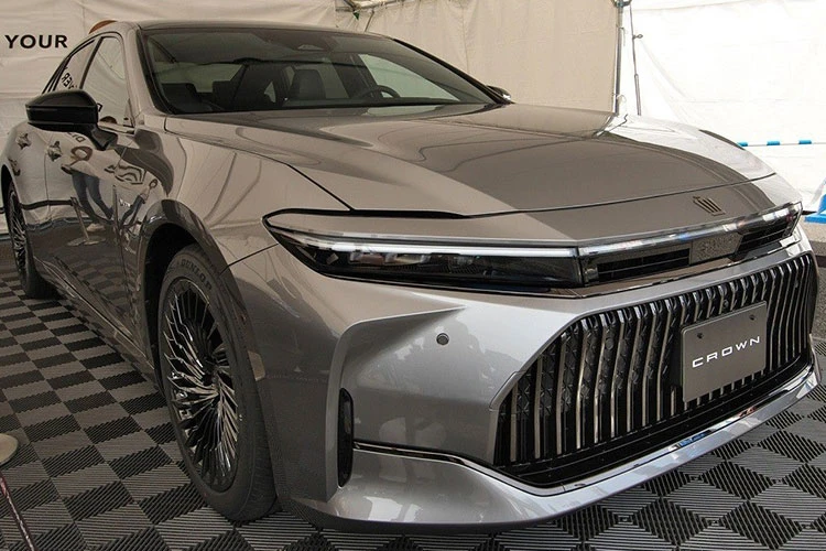 Toyota Crown Sedan 2024 - "xe bộ trưởng“ thế hệ mới nâng cấp những gì?