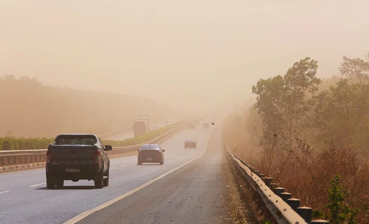  Lái xe trên cao tốc bị bụi đỏ sân bay Long Thành "uy hiếp"