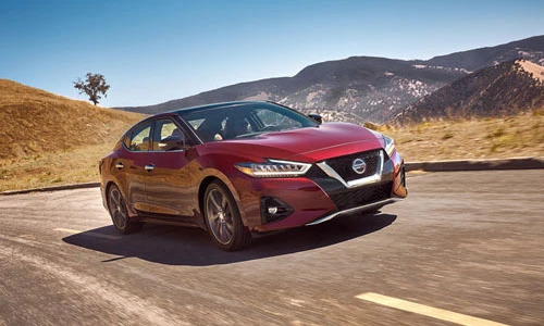 Nissan Maxima mới chốt giá 790 triệu đấu Toyota Avalon