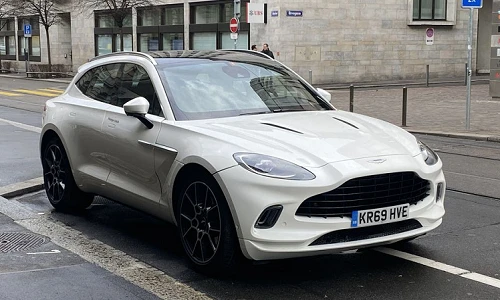 Siêu SUV Aston Martin DBX hơn 4,6 tỷ lần đầu xuống phố 