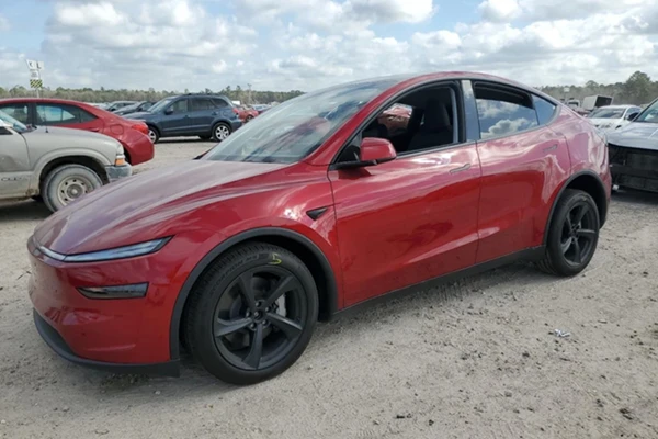 Tesla Model Y gần 60.000 USD bị "vứt đi" ở bãi phế liệu