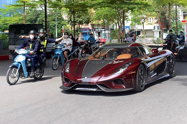 Dân mê xe Hà Nội lần đầu "sờ tận tay" Koenigsegg Regera trăm tỷ