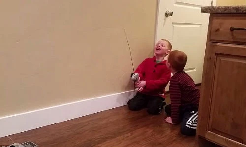 Tuyệt chiêu nhổ răng bằng điều khiển ô tô đồ chơi