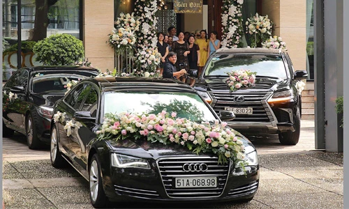 Dàn xe sang tiền tỷ rước hoa hậu Thu Thảo “về dinh“