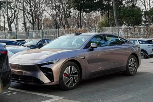 "Soi" Exeed Exlantix ES EREV từ 535 triệu đồng, chạy 1.645 km