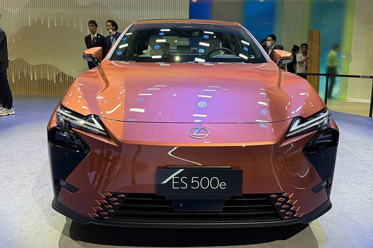 Lexus ES thế hệ thứ 8 thêm truyền động hybrid và động cơ điện