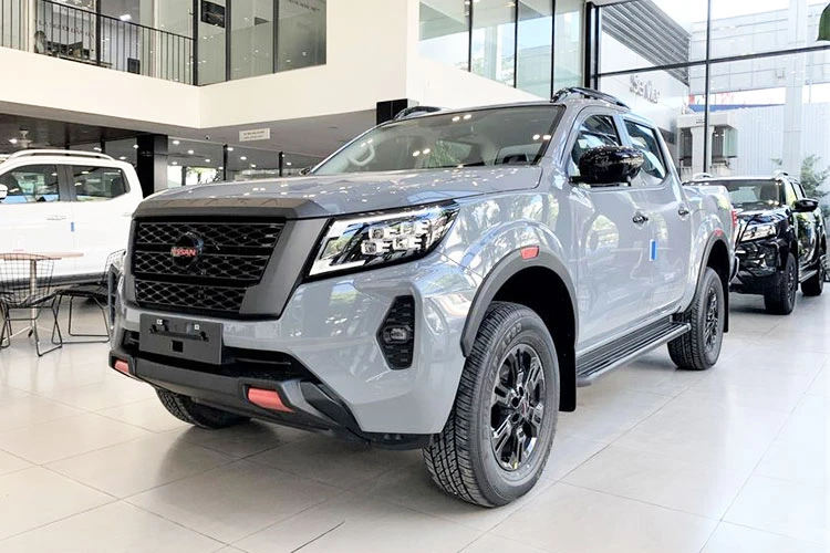 Bán tải Nissan Navara tại Việt Nam giảm "mạnh tay" tới 90 triệu đồng