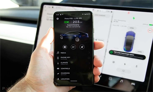 "Soi" nội thất và hệ thống thông tin giải trí trên Tesla Model 3