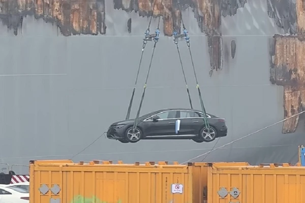 Mercedes-Benz EQE bị ngâm vào bồn nước đề phòng nguy cơ cháy lại