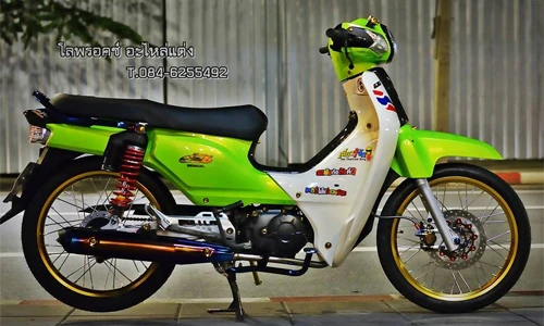 Honda Super Cub 110 "màu mè" với đồ chơi hàng hiệu