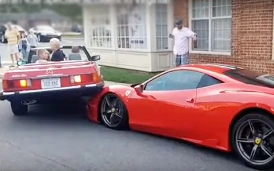 Mercedes-Benz 380S "trèo" qua đầu Ferrari 458 Speciale