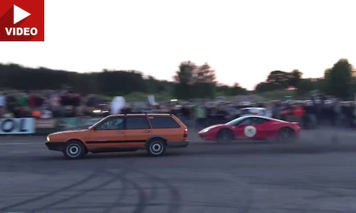"Hàng nát" Volkswagen cho siêu xe Ferrari 458 Italia hít khói