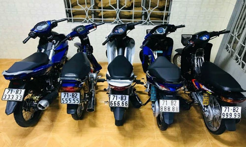 Soi dàn xe máy “biển khủng”, trăm triệu đồng tại Bến Tre