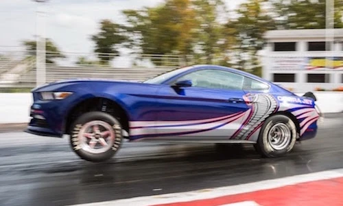 Xem Ford Mustang Cobra Jet "xé nát" đường đua SEMA