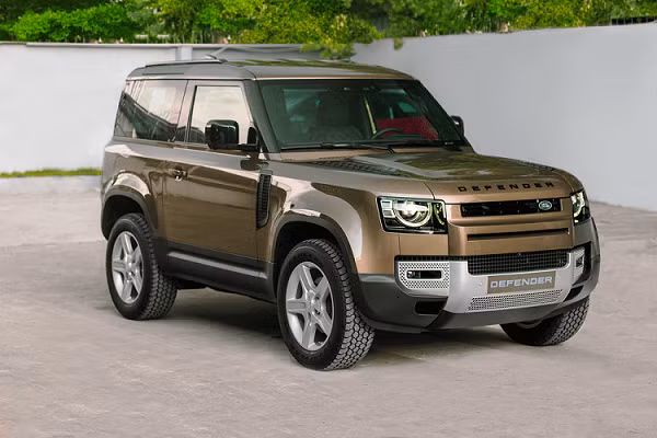 Cận cảnh Land Rover Defender 90 tại Việt Nam, cao nhất 6,555 tỷ