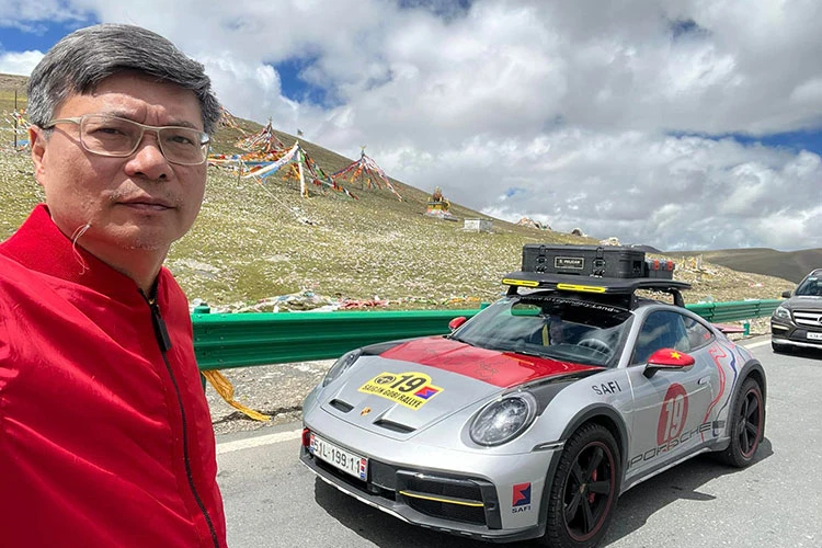 Đại gia Hải Phòng lại "cưỡi" Porsche 911 Dakar phượt Trung Quốc
