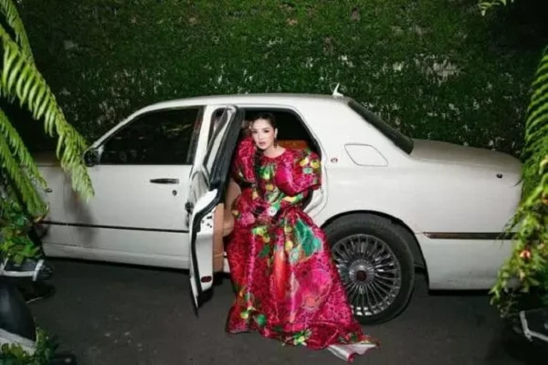 Hoa hậu Giáng My đầy hàng hiệu, xe sang nhưng sến vô đối