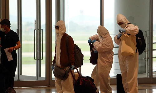 Sân bay Nội bài ngày cao điểm, nghìn người hồi hương cách ly