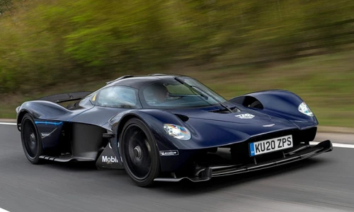 Siêu xe Aston Martin Valkyrie đầu tiên xuất hiện trên đường phố