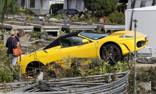 Hàng chục ngàn ôtô, siêu xe “tan nát” sau lũ lớn tại Pháp