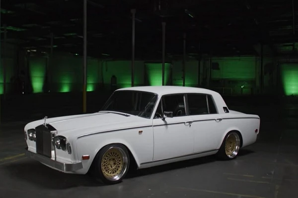 Rolls-Royce Silver Shadow 1978 độ 900 mã lực, biết drift bốc khói