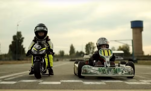 Xem “nhóc tì” 2 và 4 tuổi biểu diễn đua xe chuyên nghiệp