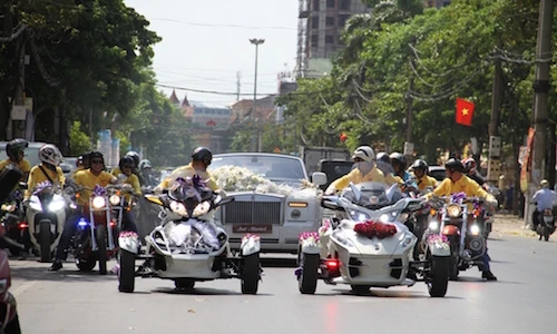 Đám cưới “siêu xe, môtô khủng” chấn động Nghệ An