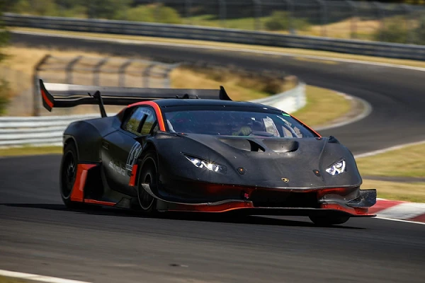 Siêu xe Lamborghini Huracan độ phong cách xe đua 1.200 mã lực