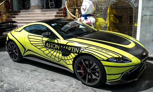 Siêu xe Aston Martin của đại gia Sài Gòn "thay áo" đón Tết