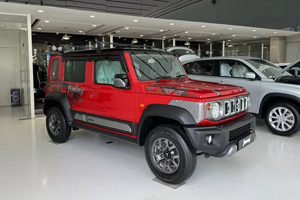 Cận cảnh Suzuki Jimny Thunder Edition từ 312 triệu đồng “bằng xương, bằng thịt”
