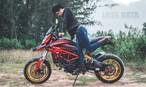 Mẫu Việt cá tính bên Ducati Hypermotard lên tem “độc“