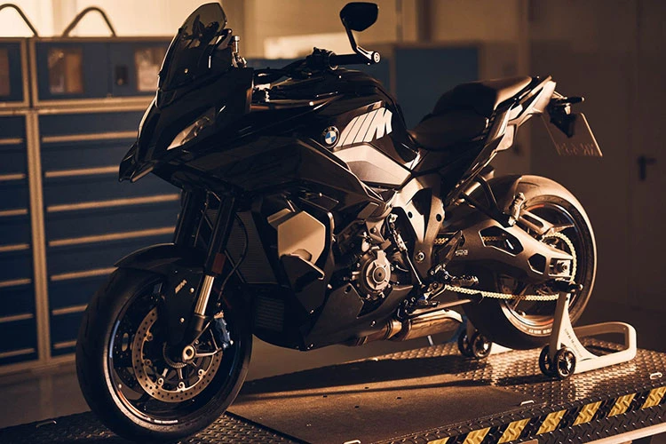 BMW M1000 XR - siêu môtô thể thao đa dụng rục rịch ra mắt