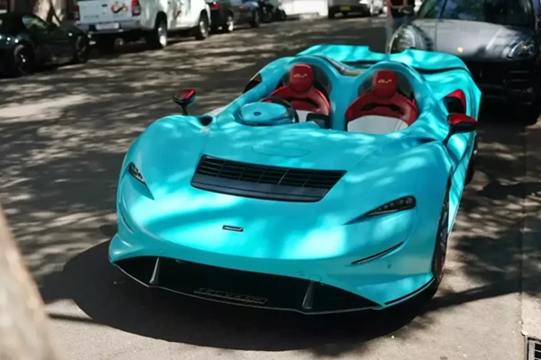 Xem McLaren Elva bản không kính chắn gió tắm nắng cùng đại gia