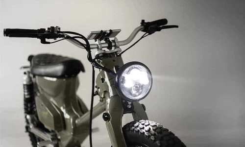 "Soi" xe máy Honda Super Cub Tàu chạy điện giá rẻ