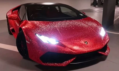 Hot girl chịu chơi đính kín pha lê lên siêu xe Lamborghini