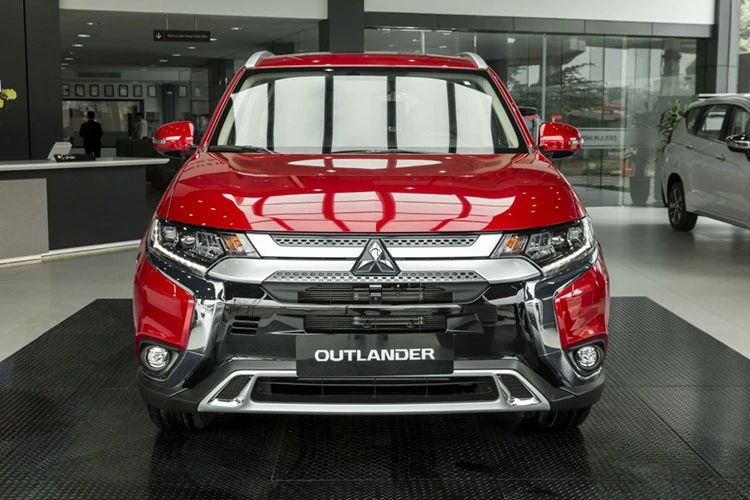 Mitsubishi Outlander đang "xả hàng" giảm tới gần 100 triệu đồng